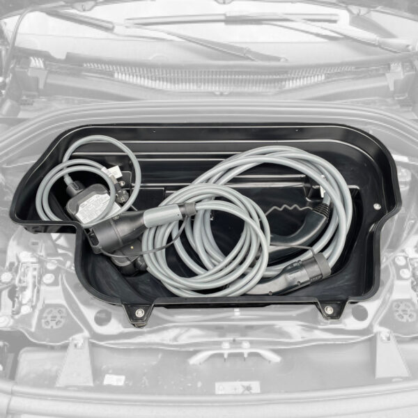 BMW iX1 Frunk in der Draufsicht von vorne mit Ladekabeln